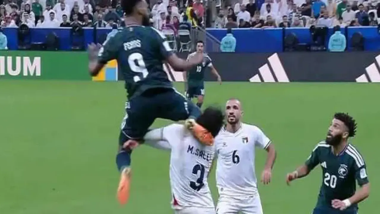 أمين عمر يتسبب في جدل تحكيمي بعد عدم طرد مهاجم السعودية أمام فلسطين